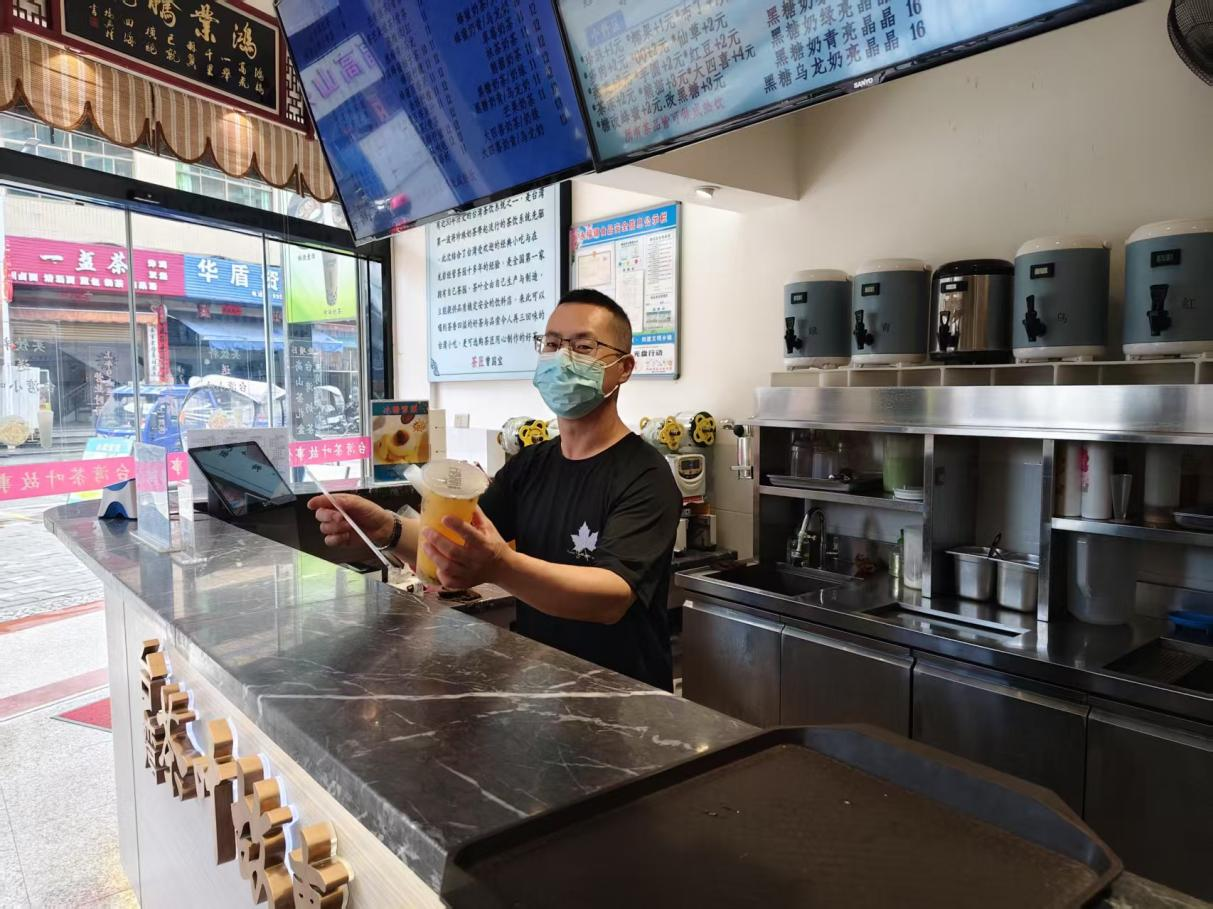 台胞曾中信在大陆开了家名为“台湾茶叶故事馆”的奶茶店。受访者供图