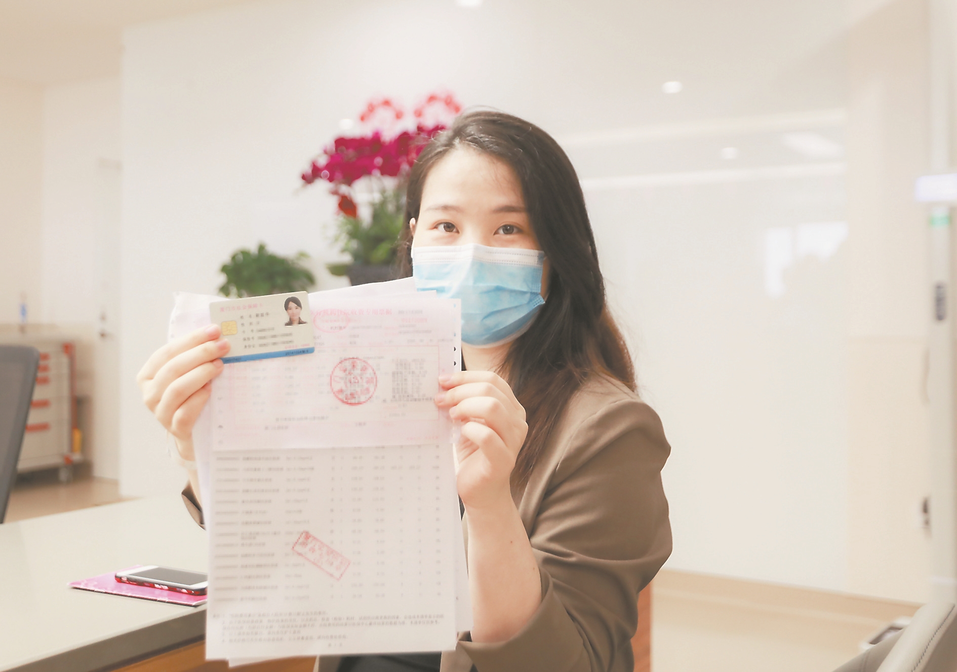 2020年6月，赖女士完成全国第一笔新生儿医保参保报销秒批。（资料图片）
