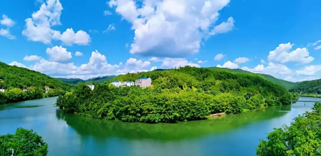 龍岩市檢察機關通過辦理汀江流域水環境治理公益訴訟專案，助推汀江恢復了昔日的生機靈動。圖片來源：福建檢察