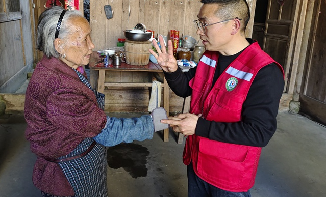 坑底乡上东村进格对象入户服务留守老人
