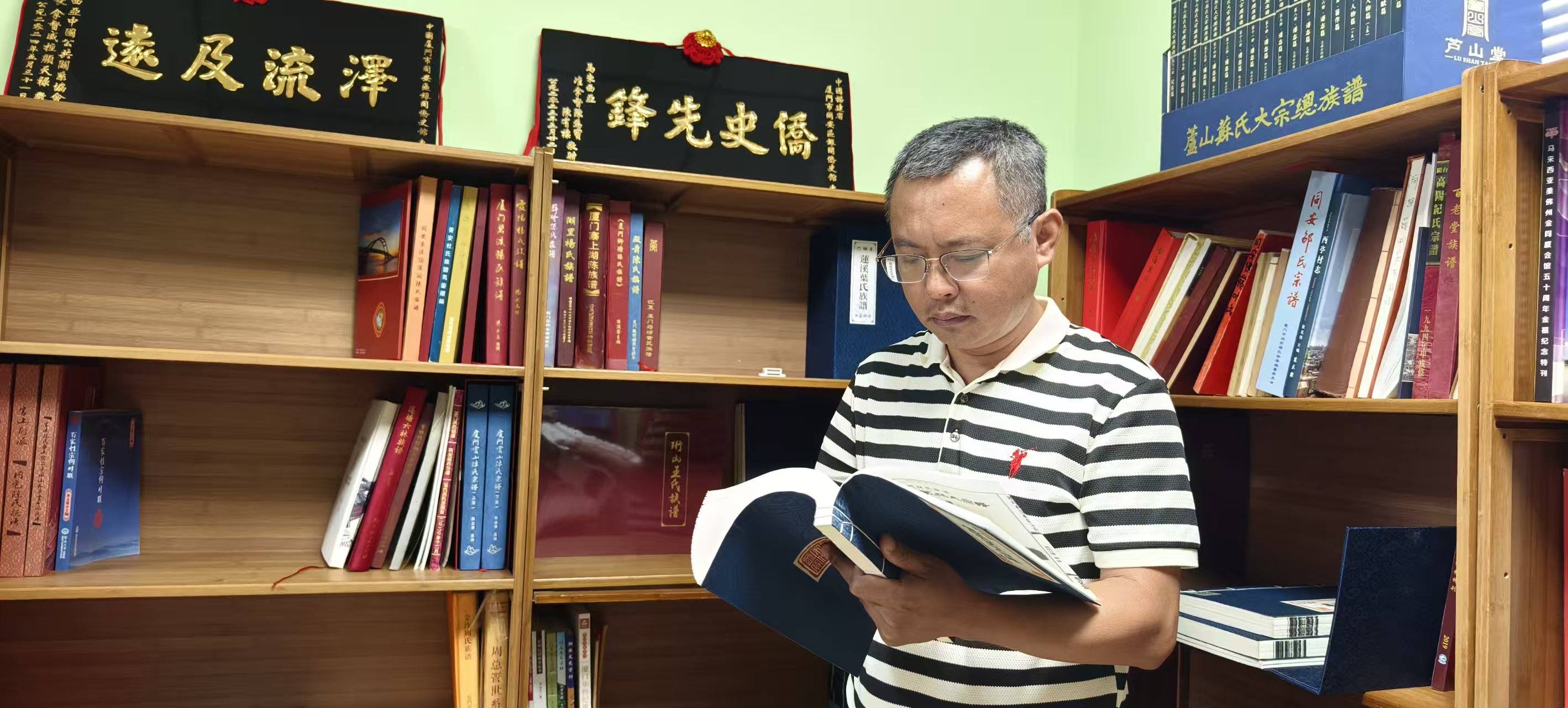 馆长庄志鹏正在查找海外侨胞的相关资料。林林摄