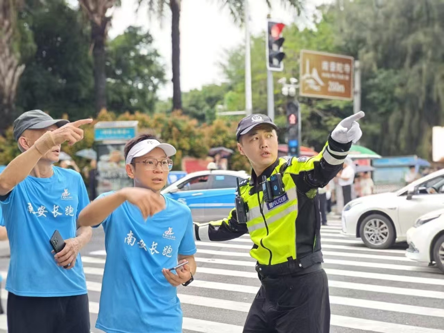 交警為游客提供服務。廈門交警供圖