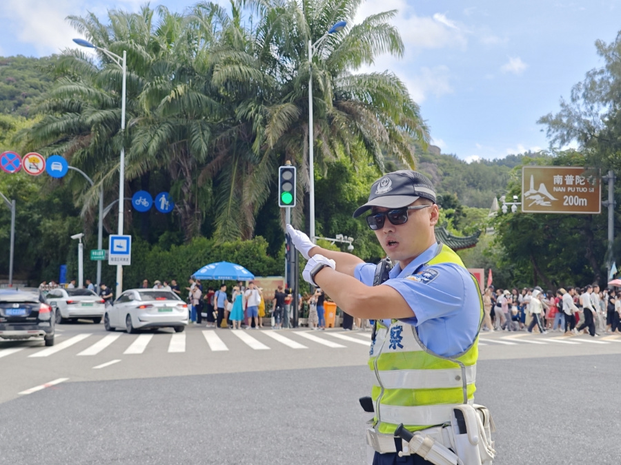 交警在南普陀寺景區周邊智慧交通。廈門交警供圖