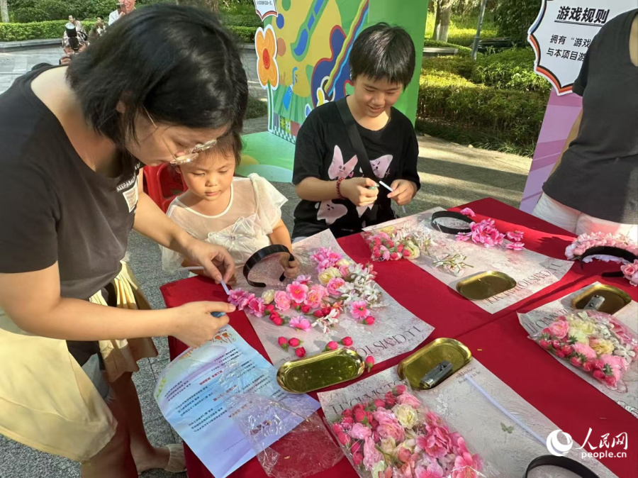 活动现场设置的手工体验区。人民网记者 张萌摄