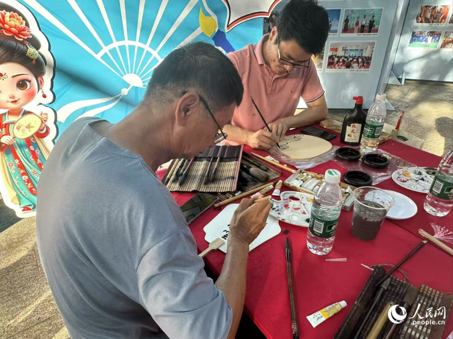 市民体验制作手工扇面。人民网记者 张萌摄