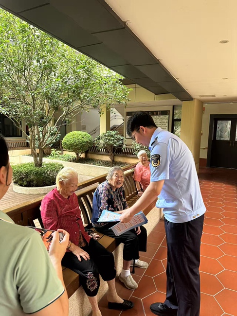 向老年群体发放护老防骗指南。厦门市市场监督管理局供图