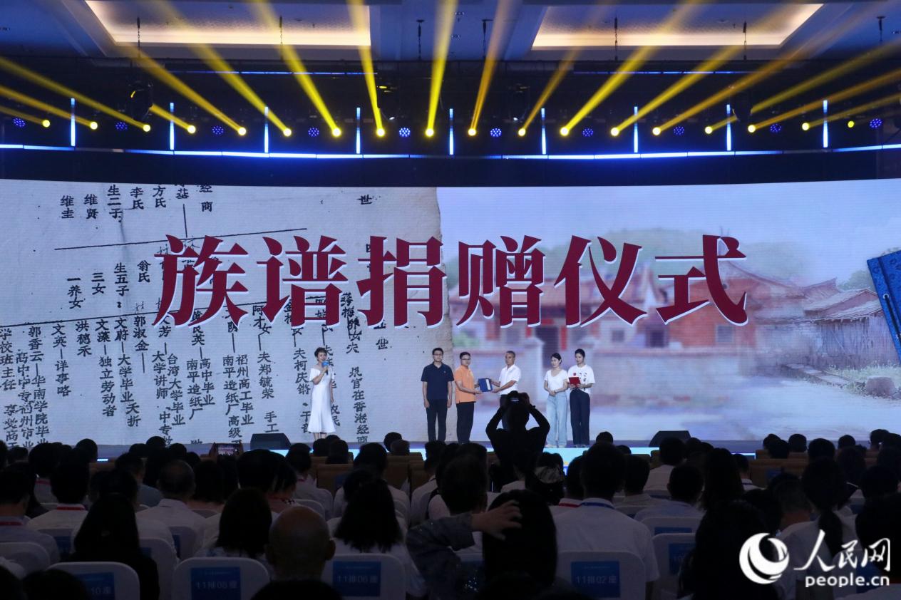 林家兩兄弟現場捐贈族譜的仿真件。實習生 薛之睿攝