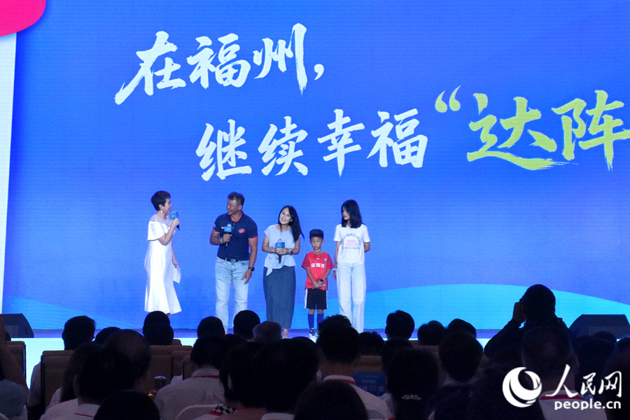 康永明一家講述自己的“登陸”故事。實習生 薛之睿攝