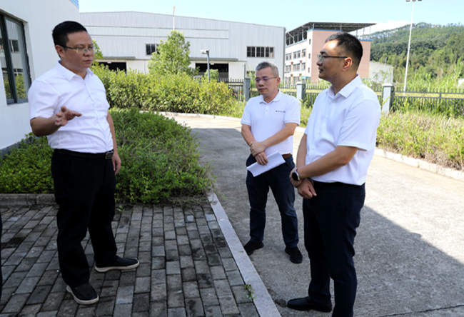 张城（右）、陆德亮（左）在黄田工业园区污水处理厂进行现场走访