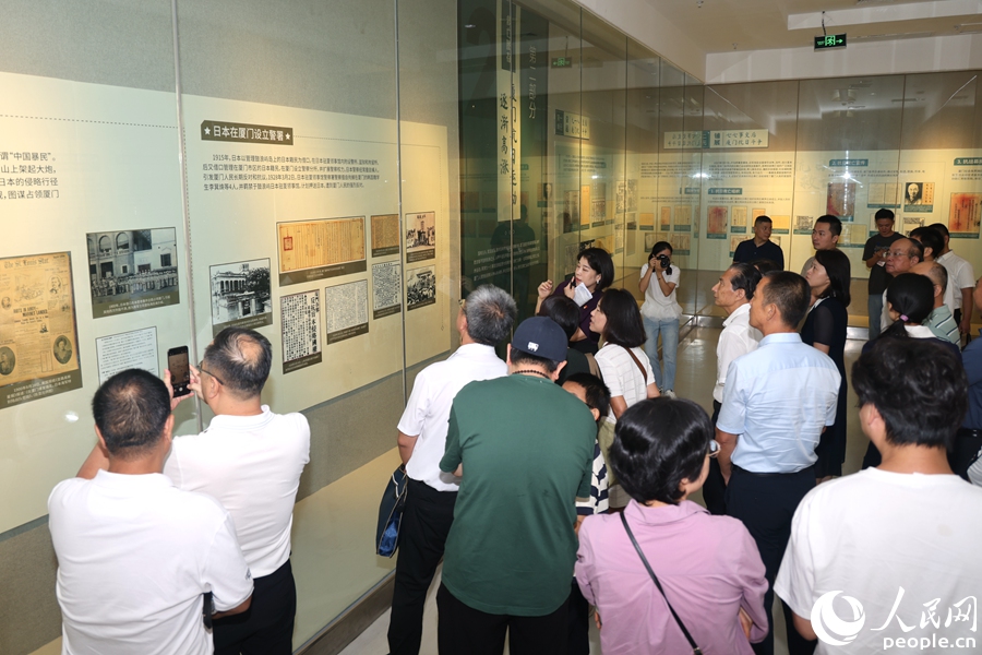 工作人员为观展嘉宾进行讲解。人民网记者 陈博摄