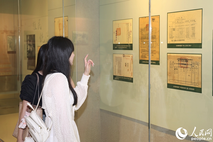 市民在厦门市美术馆观展。人民网记者 陈博摄