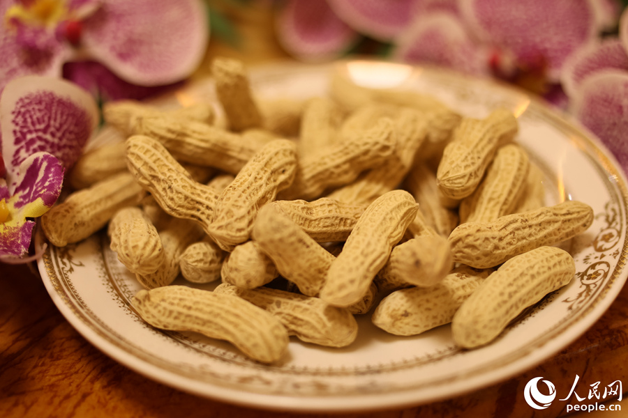 “鹰钩鼻、杨柳腰、多胞胎、红外套”是当地人对赖坊花生特点的总结。人民网 李昌乾摄