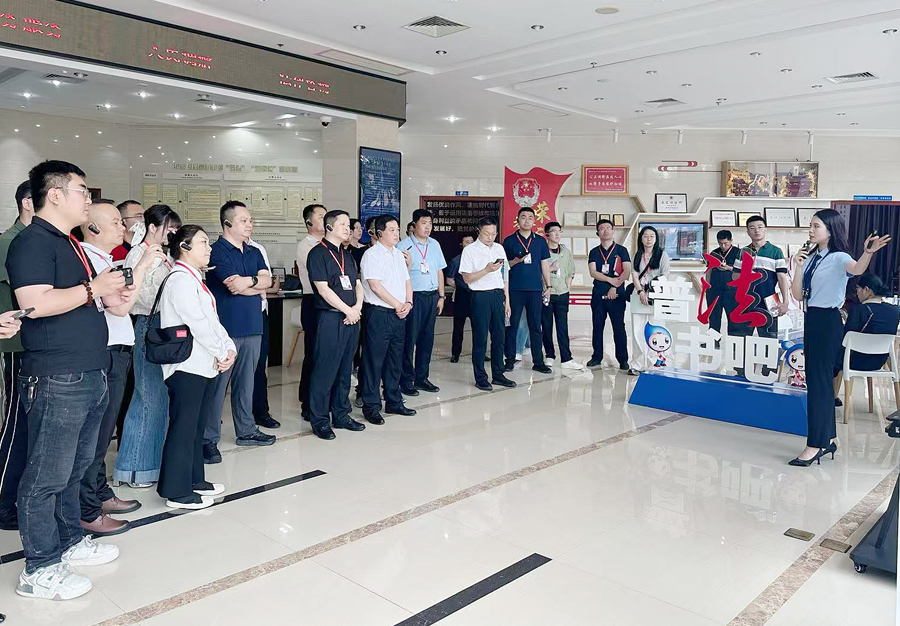 作为全国综治中心规范化建设现场会观摩点，今年以来，东孚街道综治中心接待了来自各地参访团超过200批次。东孚街道综治中心供图