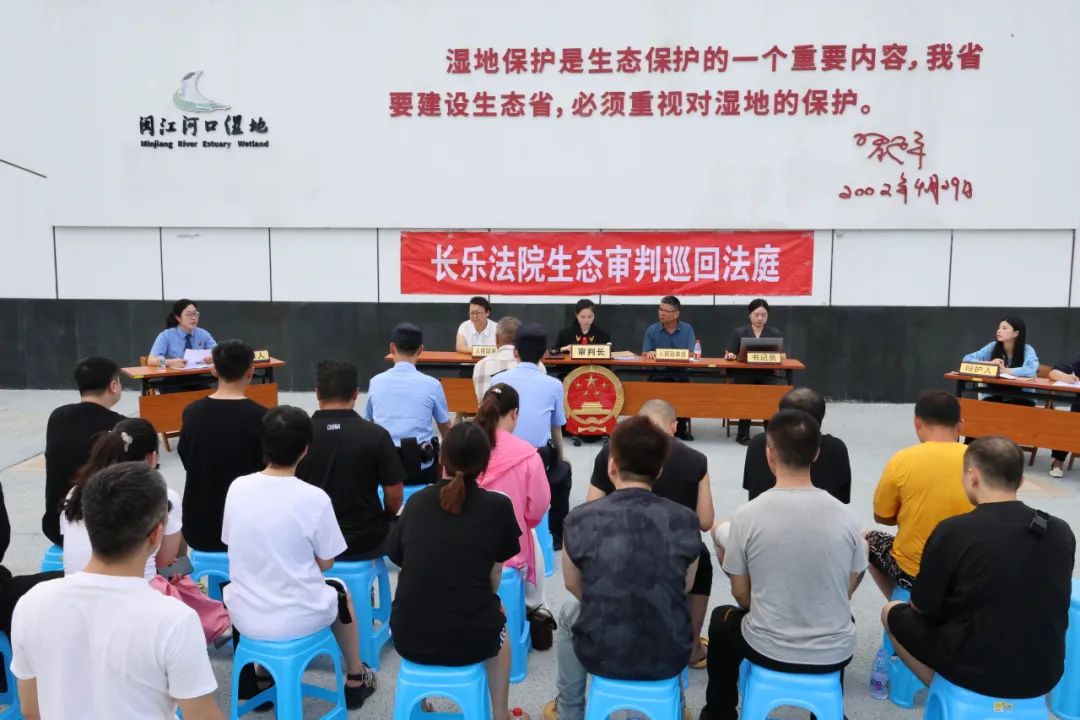 庭审现场，一枚国徽、一条横幅、几张桌椅搭建起简易而又庄严的巡回法庭