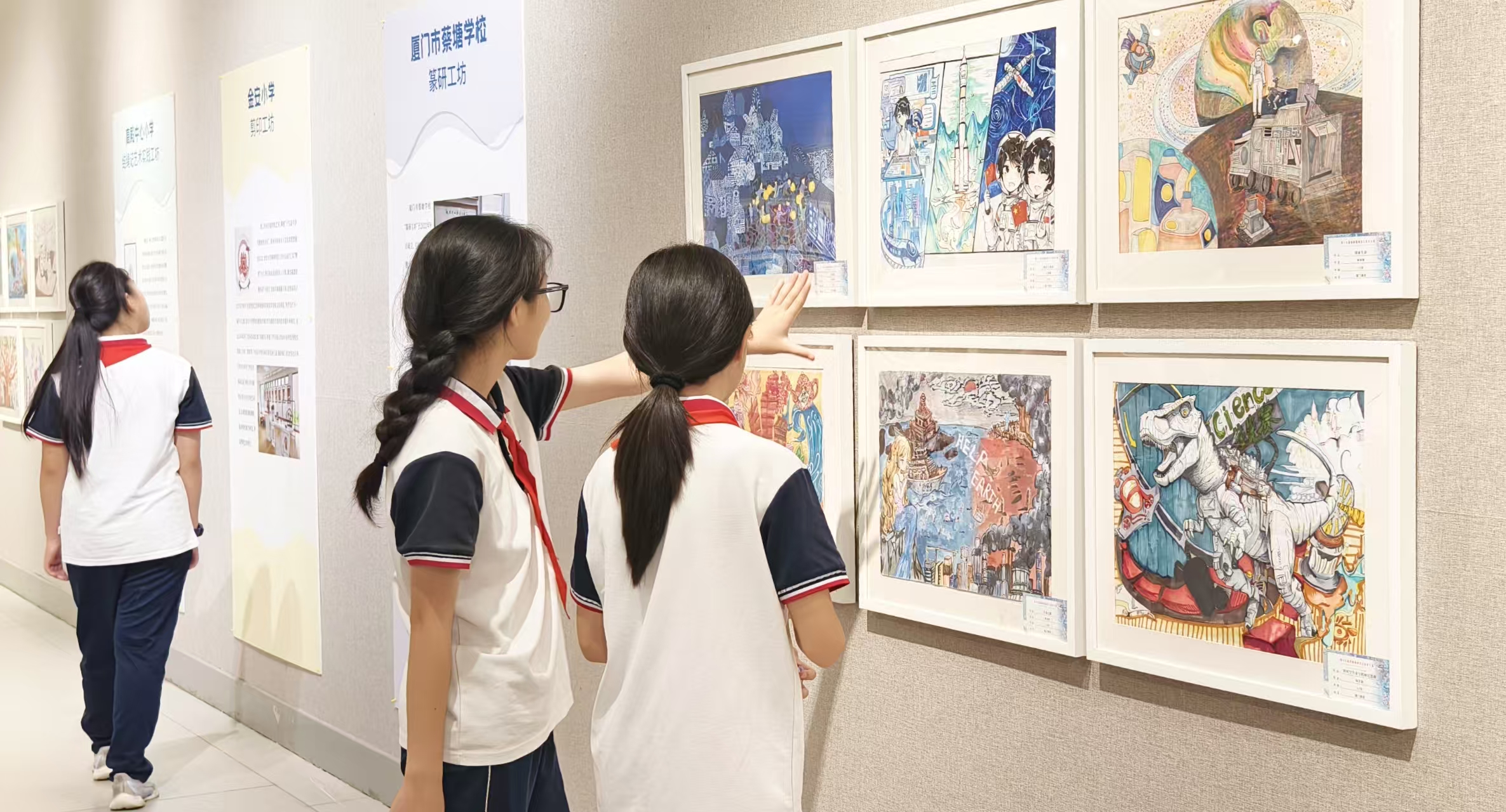 小学生现场欣赏海峡两岸少儿美术展。林林摄