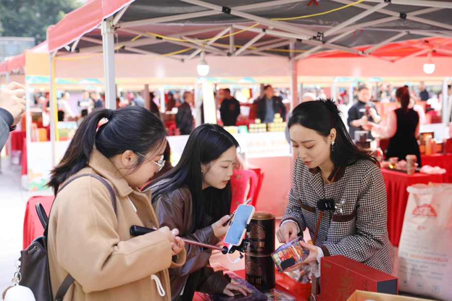 2024年12月，“福農優品·我在家鄉等你來”（第二季）鄉約福建網絡直播活動在安溪縣人民廣場舉辦，現場共設置70個展位，吸引了眾多群眾品嘗、選購。圖為主播們對參展企業及產品進行直播推介，體驗安溪的特色物產。海峽網供圖