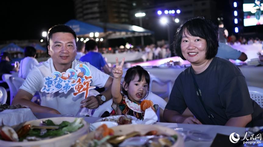 食客们共品“惠安第一鲜”。人民网 李昌乾摄