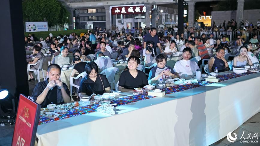 千人共品开渔宴现场。人民网 李昌乾摄