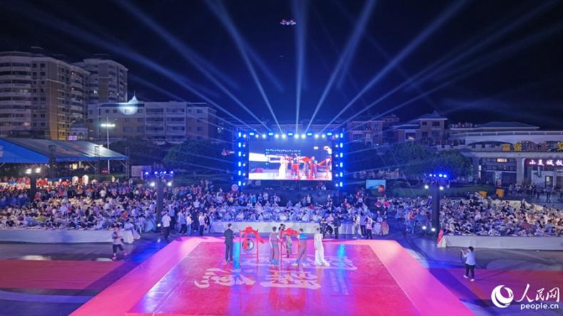 “头鱼拍卖”现场。人民网 李昌乾摄
