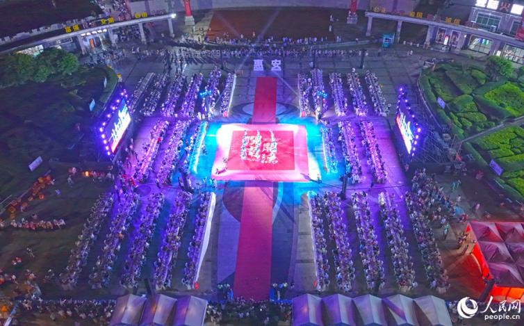 千人开渔宴现场，充满烟火鲜香。人民网 李昌乾摄