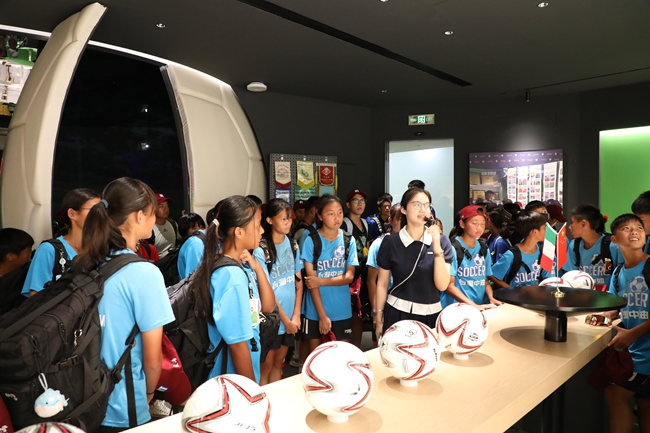 两岸青少年共同参观霞浦一中荣誉馆、足球馆。陈绘羽摄