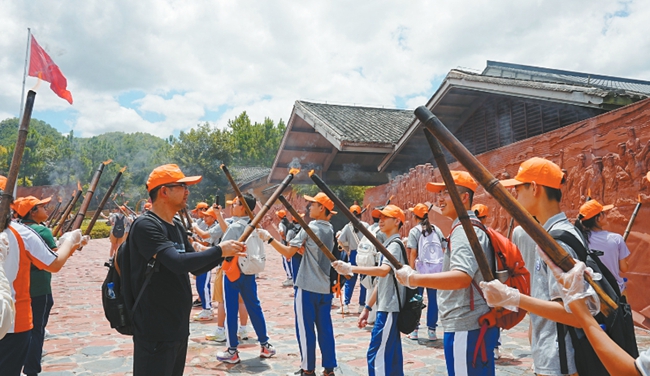 點火，情景模擬長征出發壯行儀式