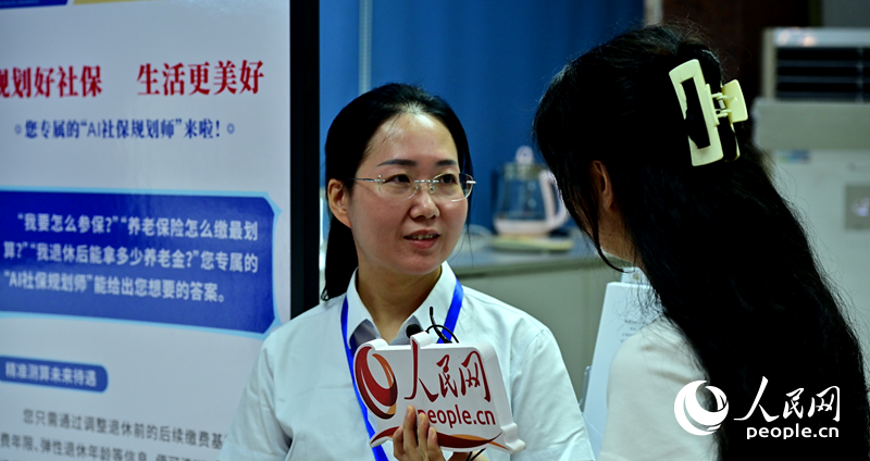 福建省首批社保規劃師何林靜介紹如何使用“AI社保規劃師”。實習生 林楚涵攝