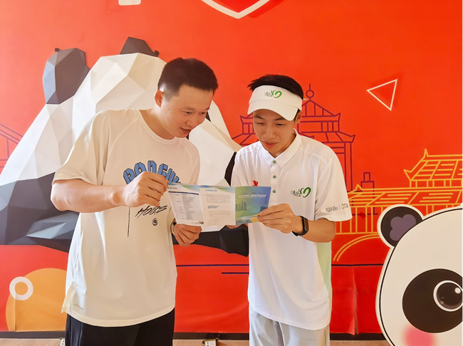 志願者為游客提供賽事咨詢。中建海峽供圖