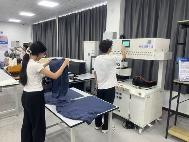 隊員在技能大師工作室開發新型環保面料