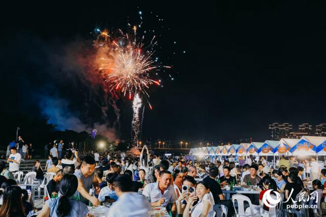 絢麗的煙火照亮夜空。人民網記者 陳博攝