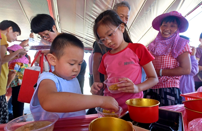 活動現場，孩子們正在品嘗南埔特色美食