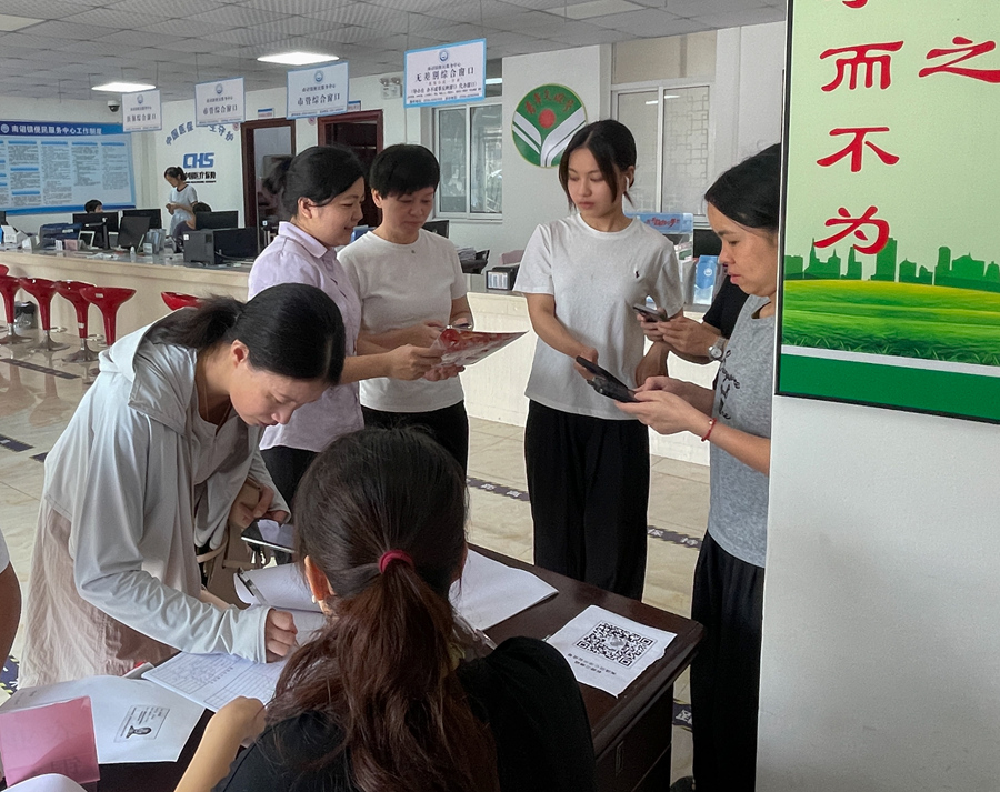 農行漳州分行工作人員深入基層開展“中國人民銀行經理國庫40周年”主題宣傳活動。農行漳州分行供圖
