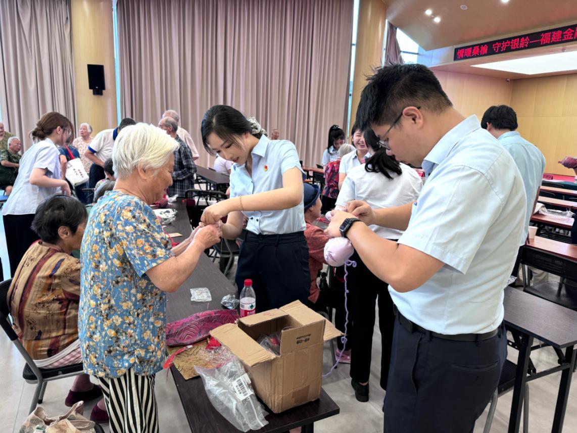 志願者們與長者共同參與手工制作。