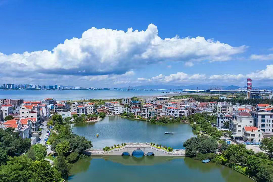俯瞰澳頭社區風景，現代元素與傳統風格互相交融。閩僑文史館供圖