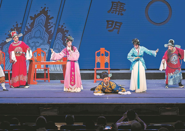 高甲戲《鳳冠夢》精彩演出。吳宗於攝