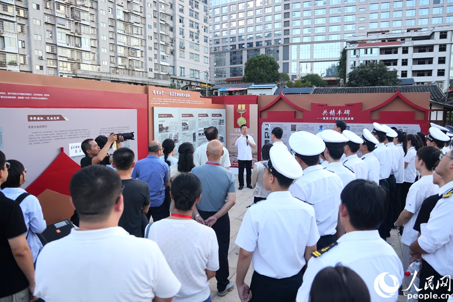 為觀展人士講解集美大學師生在大田辦學求學及投筆從戎等故事。人民網記者 陳博攝