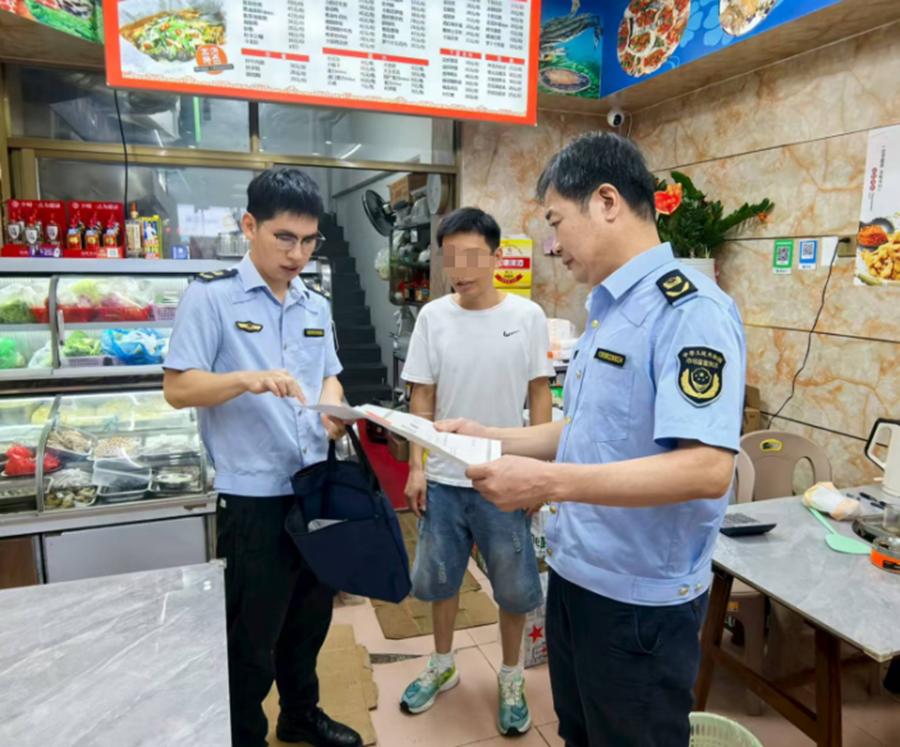 执法人员开展检查工作。龙文区融媒体中心供图