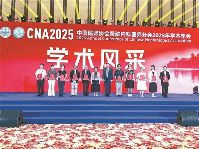 年度“学术贡献奖”颁奖现场，大会主席、中国工程院院士陈香美（左六）为黄继义（左五）等获奖团队颁奖。