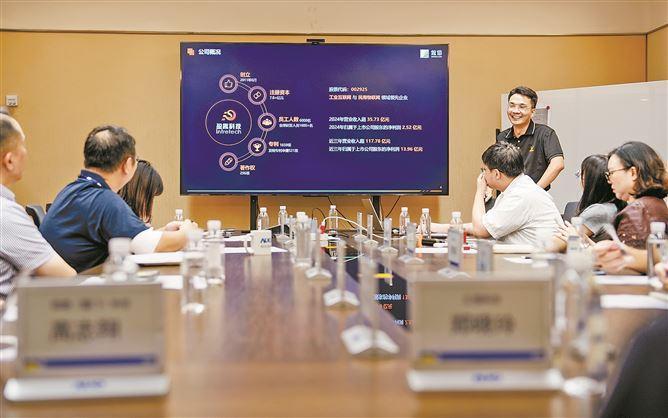 企业代表介绍企业应用AI相关情况。本组图/记者 卢剑豪摄