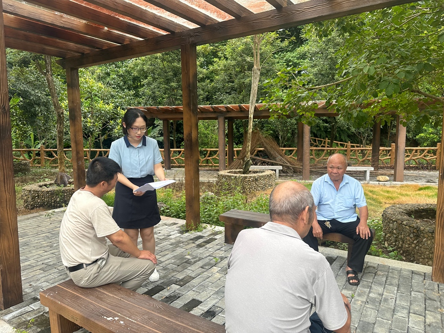 “稻花香”宣讲队队员向村民宣传“小微权力”监督平台。南靖县融媒体中心供图