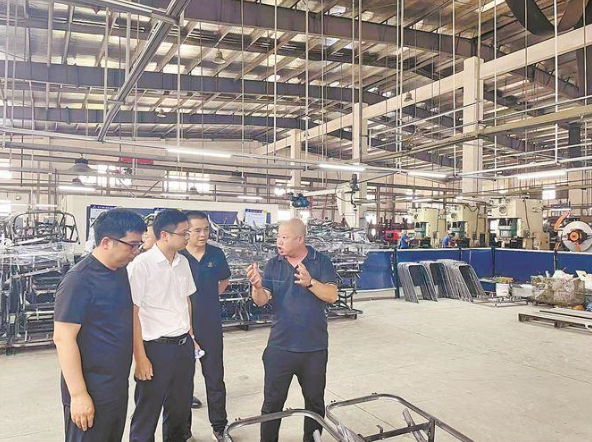 厦门工行工作人员走入企业，宣导跨境人民币便利化政策，精准提供金融服务。厦门工行供图
