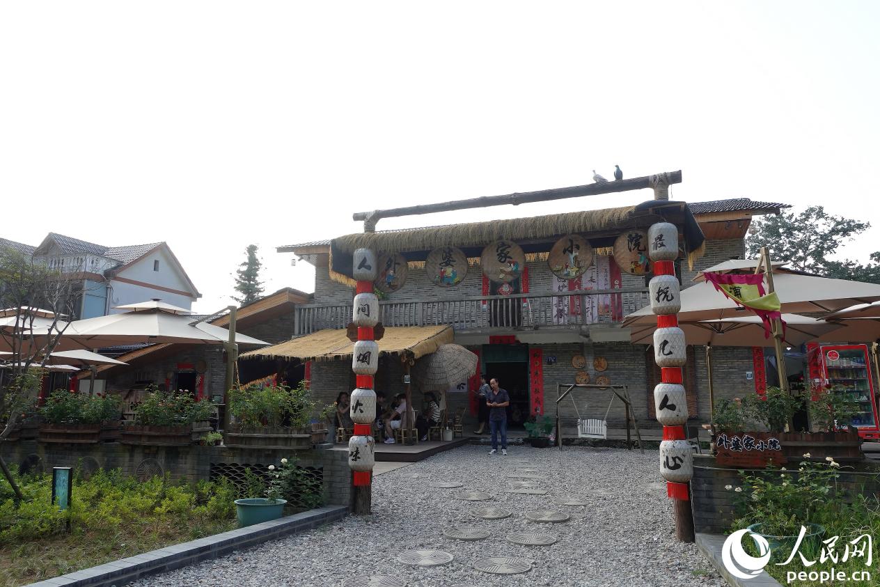 改造后的“外婆家小院”保留了院落原有格局和乡土元素，怀旧风格唤起了许多人心底的记忆与乡愁。人民网 谢星宇摄