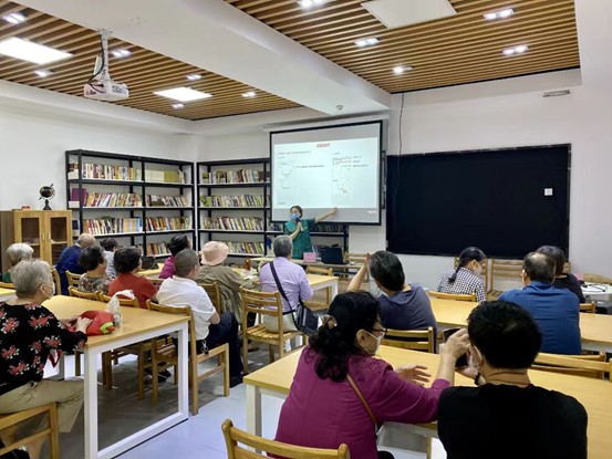 老人們在長者食堂·學堂裡學習課程。鼓樓微文明供圖