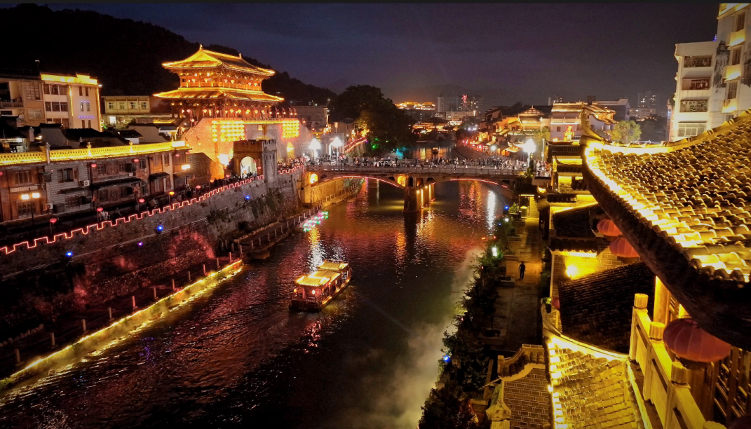 汀江兩岸夜景。