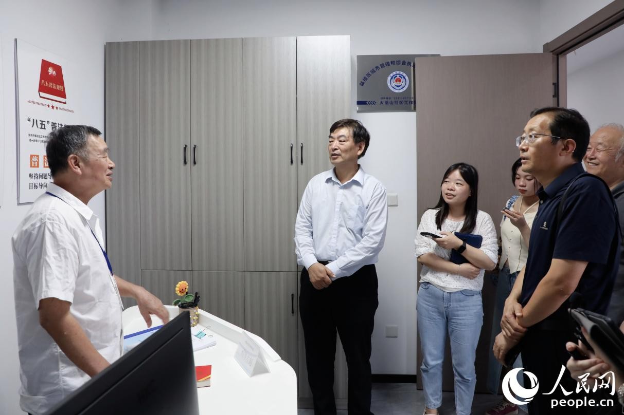 调研团在福州市鼓楼区与大凰山社区老干部党建工作室顾问交流。人民网 李唯一摄