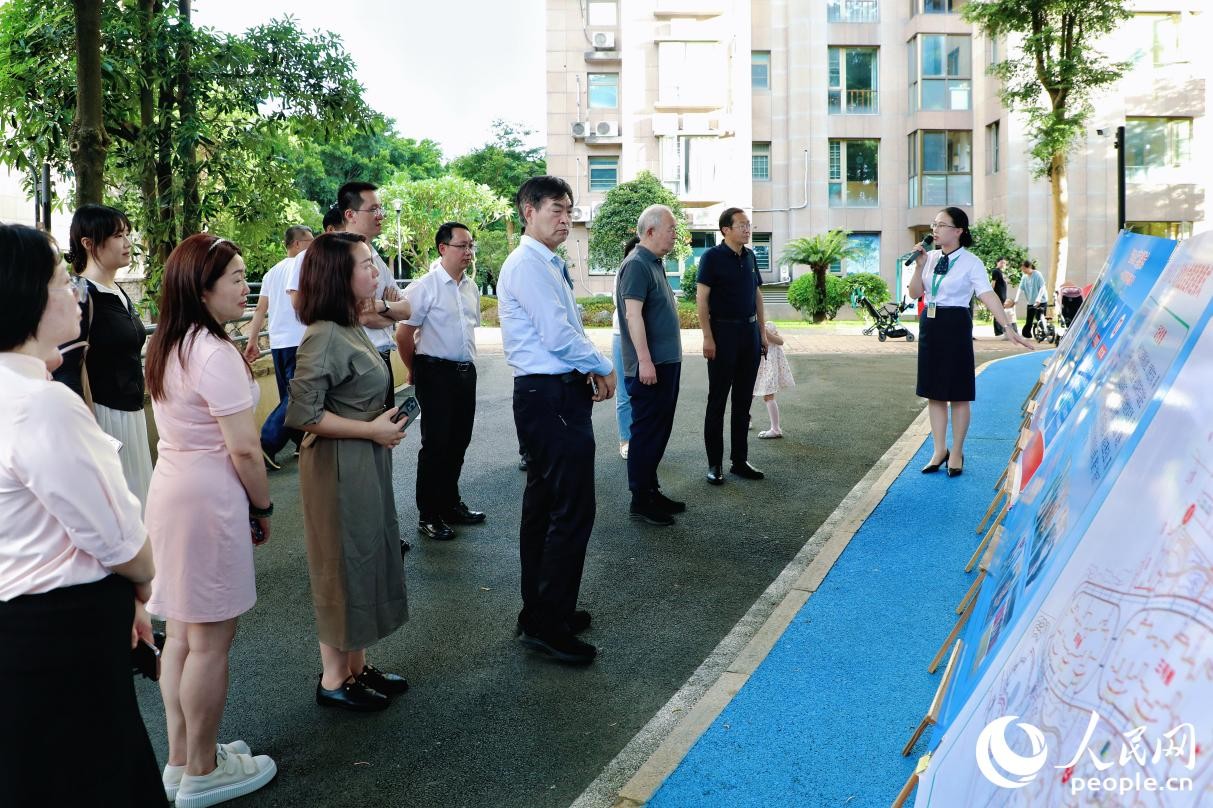 调研团在福州市台江区瀛洲街道世茂外滩花园小区了解党建赋能基层治理创新做法。人民网 李唯一摄