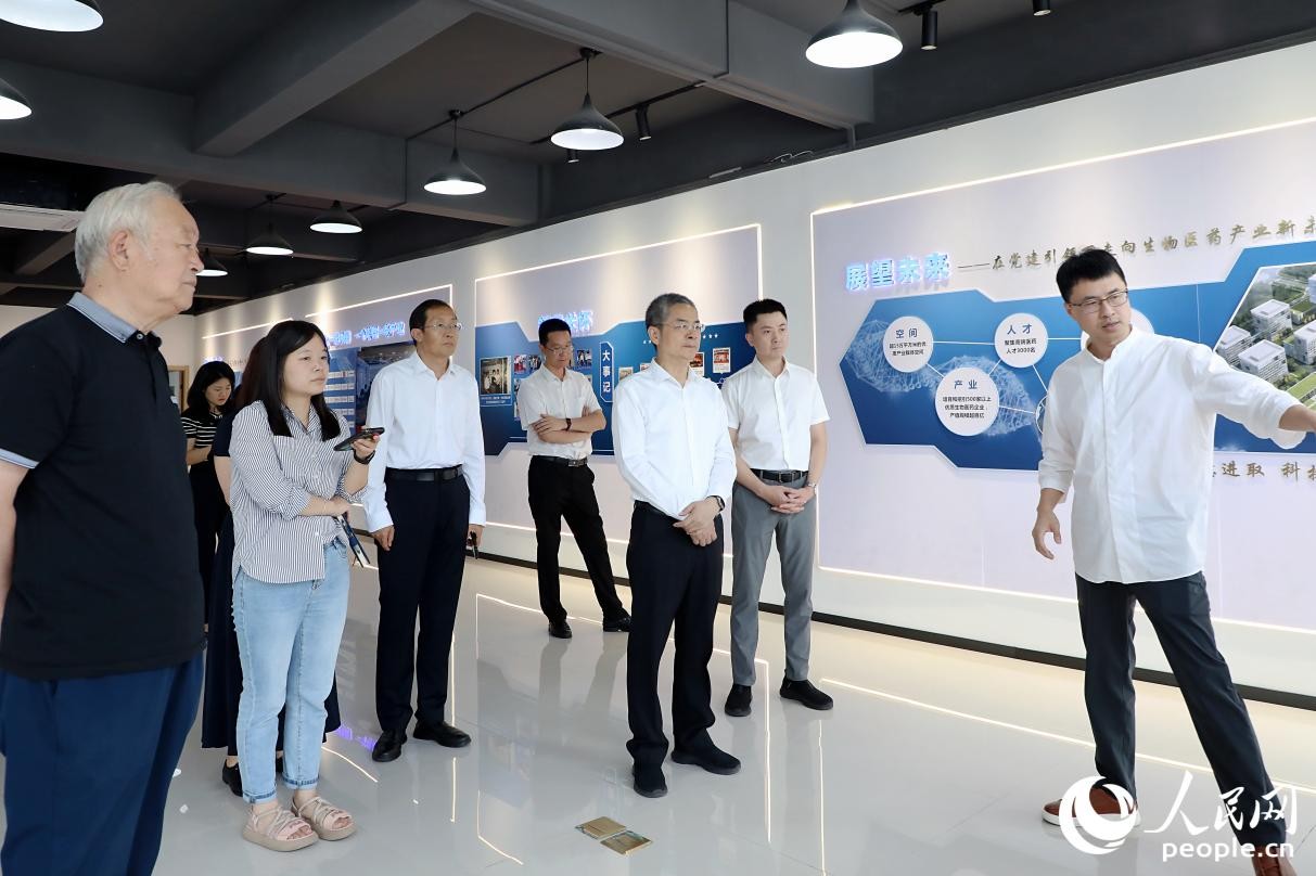 调研团在福州市仓山区瑞科医药健康产业园了解党建引领园区产业链延链发展情况。人民网 李唯一摄