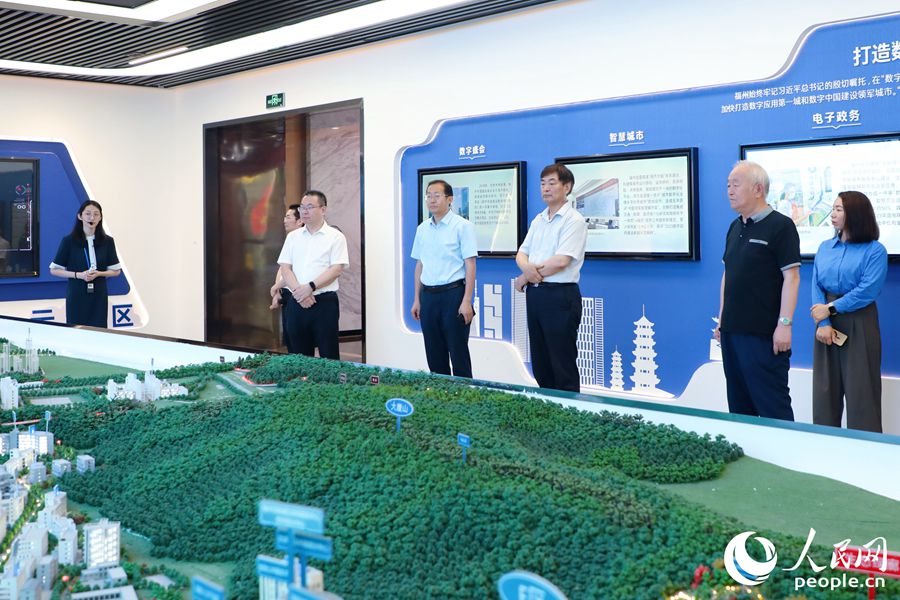 福建是数字中国建设的思想源头和实践起点，福州软件园则是“数字福建”建设的示范窗口。图为调研团在园区现场了解党建引领数字产业发展情况。人民网 李唯一摄