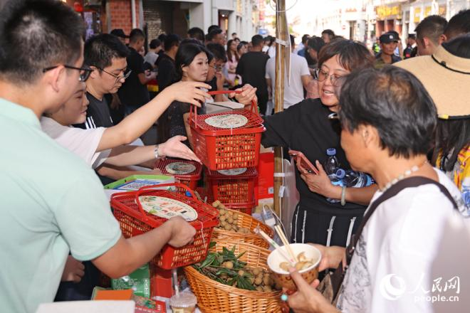 活动现场，同安凤梨穗龙眼销售正酣。人民网记者 陈博摄
