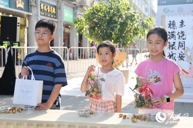 趣味游戏“剥龙眼大赛”。人民网记者 陈博摄